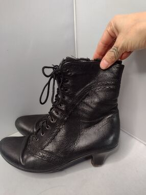 La Canadienne Black Leather Cap Toe Ankle Boots 9 Kitten Heel Victorian A15